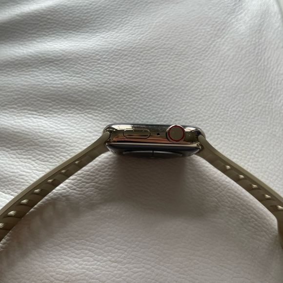 Apple Watch Series 6 GPS + Cellular, 44mm Gold Stainless Steel Case - no band - Picture 11 of 14